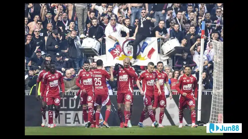 Cầu thủ Angers chiến thắng trong pha tranh chấp với cầu thủ Brest trên sân cỏ