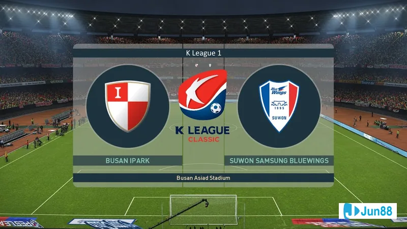 Trận đấu giữa Busan IPark và Suwon Bluewings trên sân cỏ