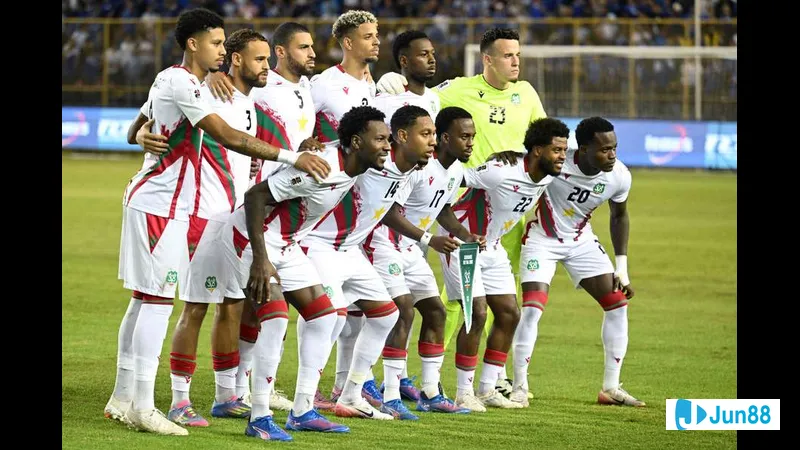 Hành động trong trận đấu giữa Graficar Beograd và Dinamo Jug