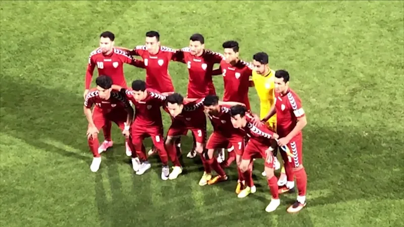 Cầu thủ Afghanistan dẫn đầu bóng trước sự áp đảo của hậu vệ Pakistan