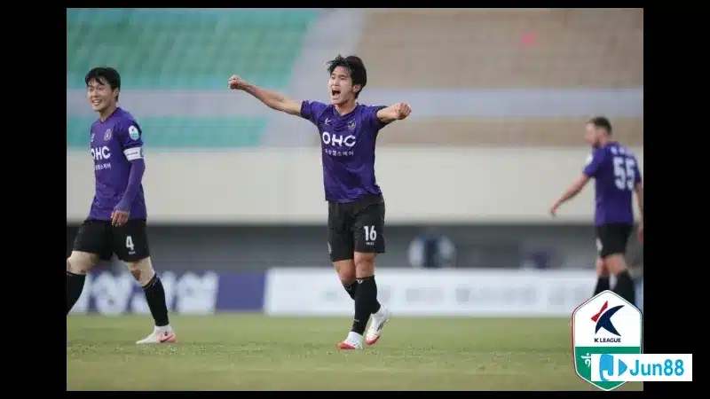 Cầu thủ của Gangwon vượt qua hậu vệ Anyang trong trận đấu bóng đá