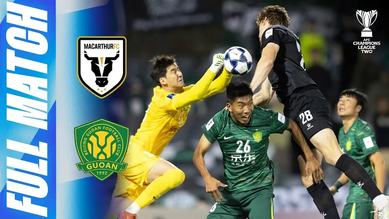 Cầu thủ của Beijing Guoan dũng mãnh chống lại sự ép sát từ Macarthur FC