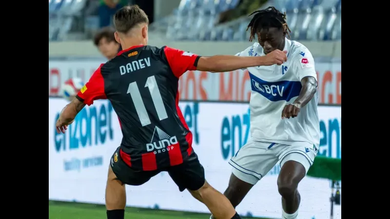 Cầu thủ Fiorentina đang chiến đấu để giành quyền kiểm soát bóng trước Lausanne