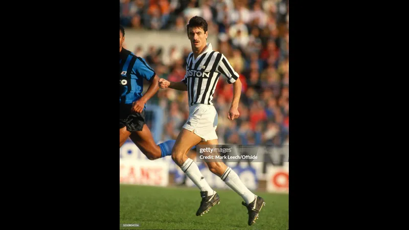 Trận đấu bóng đá giữa Pisa và Juventus