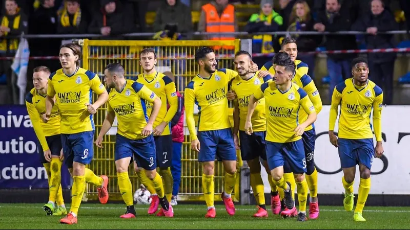 Cầu thủ Marseille với nỗ lực cản phá của mình trước sự tấn công mạnh mẽ từ Royale Union